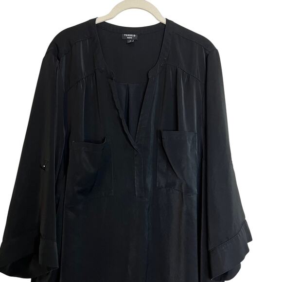 Torrid Womens Harper Satin Popover Blouse Size 3X Black V-Neck 3Q Roll Tab - Picture 2 of 6